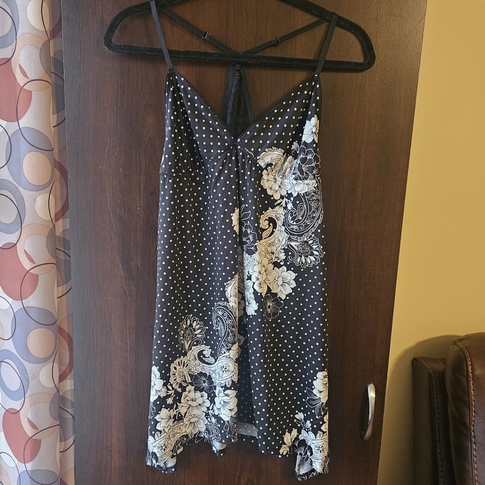 Secret Treasures Black and White Floral Nightgown